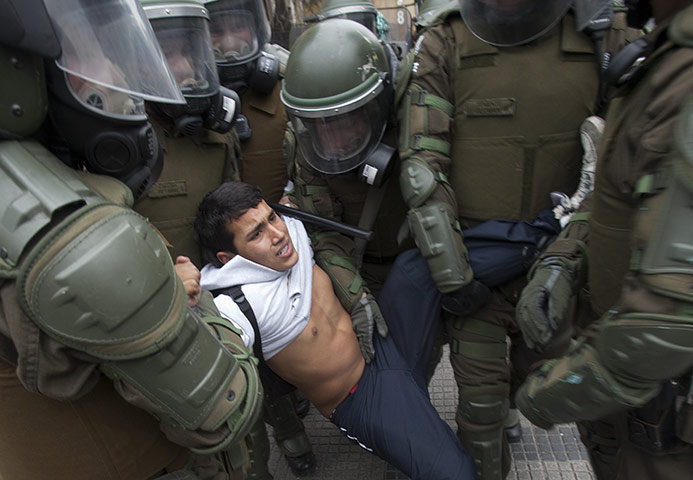 Προς Ποια Δημοκρατία; - Καταστολή Στις Φοιτητικές Κινητοποιήσεις Στη Χιλή